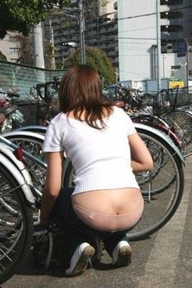 自行车边的低腰裤美女